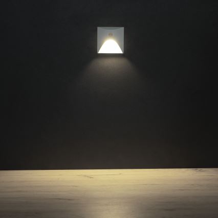 LED-porrasvalaisin, jossa liiketunnistin ja hämäräkytkin EXIN LED/2,5W/230V 4000K IP65 valkoinen, neliönmuotoinen