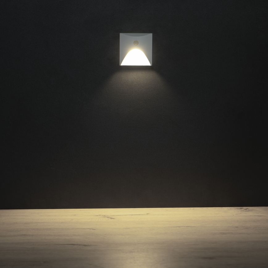 LED-porrasvalaisin, jossa liiketunnistin ja hämäräkytkin EXIN LED/2,5W/230V 4000K IP65 valkoinen, neliönmuotoinen
