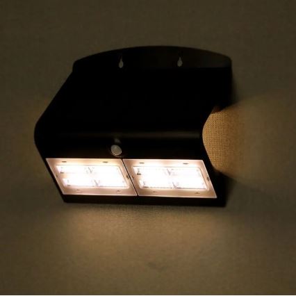 LED aurinkokenno seinävalaisin anturilla LED/7W/3,7V 4000K IP65 musta