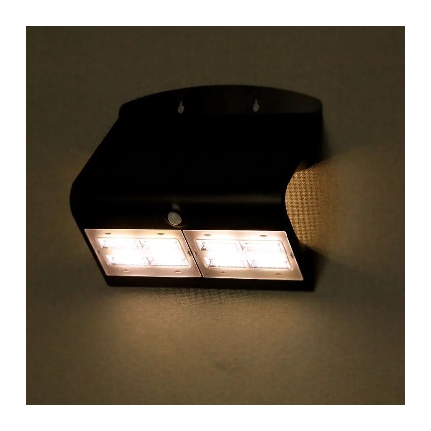 LED aurinkokenno seinävalaisin anturilla LED/7W/3,7V 4000K IP65 musta
