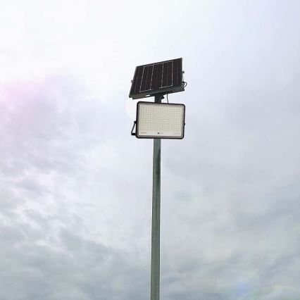 LED Aurinkokenno ulkovalonheitin LED/30W/3,2V 4000K musta IP65 + kauko-ohjaus
