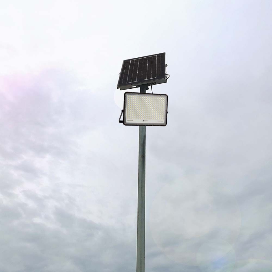 LED Aurinkokenno ulkovalonheitin LED/30W/3,2V 4000K musta IP65 + kauko-ohjaus