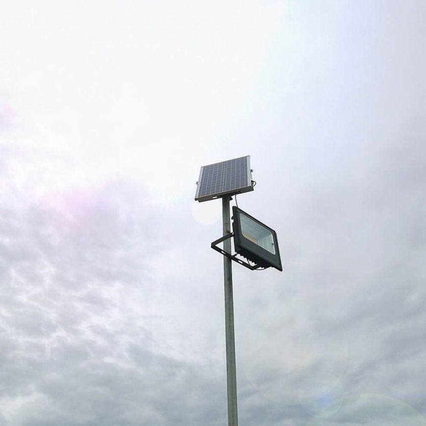 LED Aurinkokenno ulkovalonheitin LED/40W/10V IP65 6000K + kauko-ohjaus