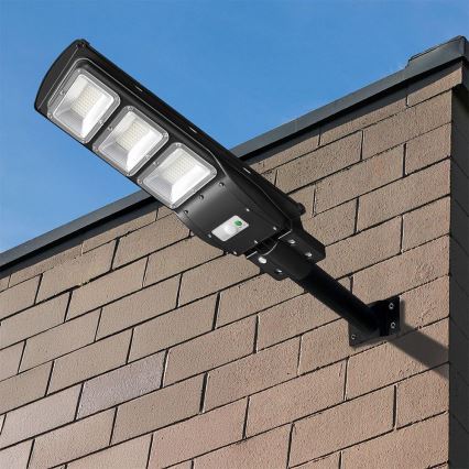 LED Himmennettävä aurinkokatuvalaisin liike- ja hämärätunnistimella LED/12W/3,2V 6000K IP65 10000 mAh musta + kauko-ohjaus