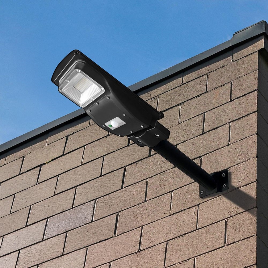 LED himmennettävä aurinkokäyttöinen katuvalaisin liiketunnistimella ja hämäräkytkimellä LED/6W/3,2V 6000K IP65 5000 mAh musta + kaukosäädin