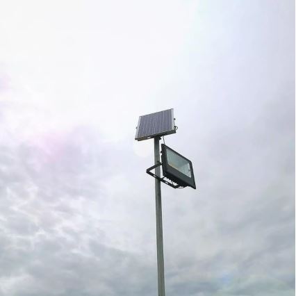 LED Himmennettävä aurinkokenno valonheitin LED/16W/3,2V 4000K IP65 + kauko-ohjain