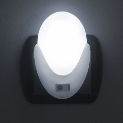 LED Pistorasia suuntavalo hämärätunnistimella LED/1W/230V