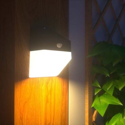 LED-seinäaurinkovalaisin anturilla LED/2W/3,7V 4000K IP65
