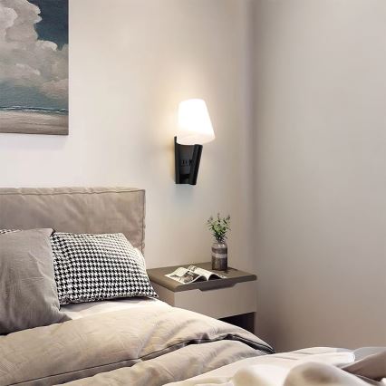 LED-seinävalaisin USB-portilla LED/2W/230V 3000K musta/valkoinen