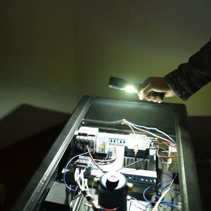 LED-taskulamppu LED/5W/3xAAA