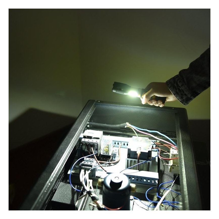 LED-taskulamppu LED/5W/3xAAA