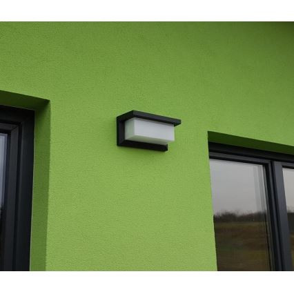 LED Ulkoseinävalo sensorilla LED/12W/230V IP54 musta