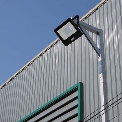 LED-valonheitin anturilla LED/50W/230V 6500K IP65 musta