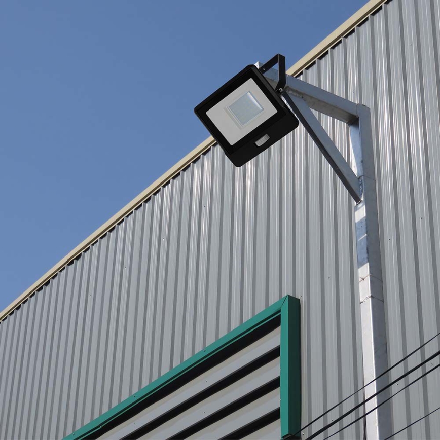LED-valonheitin anturilla LED/50W/230V 6500K IP65 musta