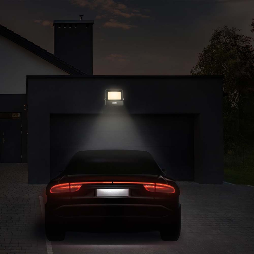 LED-valonheitin anturilla LED/50W/230V 6500K IP65 musta