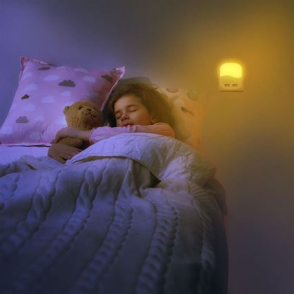 LED-yövalo hämäräkytkimellä pistorasiaan 2xUSB LED/0,45W/230V 4000K