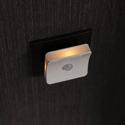 Ledvance-LED RGB suuntavalo pistorasiaan anturilla LUNETTA LED/0,3W/230V