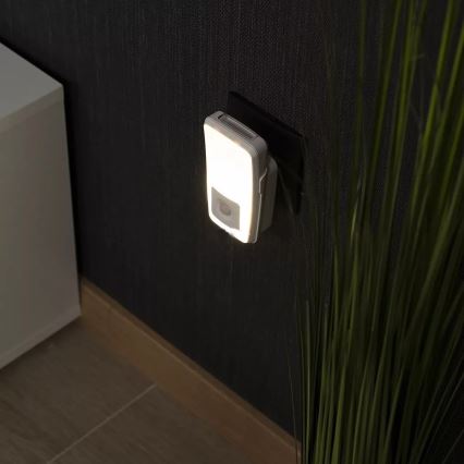 Ledvance - LED Suuntapistorasiavalo sensorilla LUNETTA LED/2W/230V