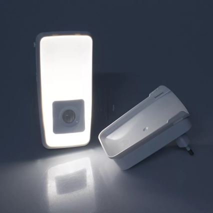 Ledvance - LED Suuntapistorasiavalo sensorilla LUNETTA LED/2W/230V