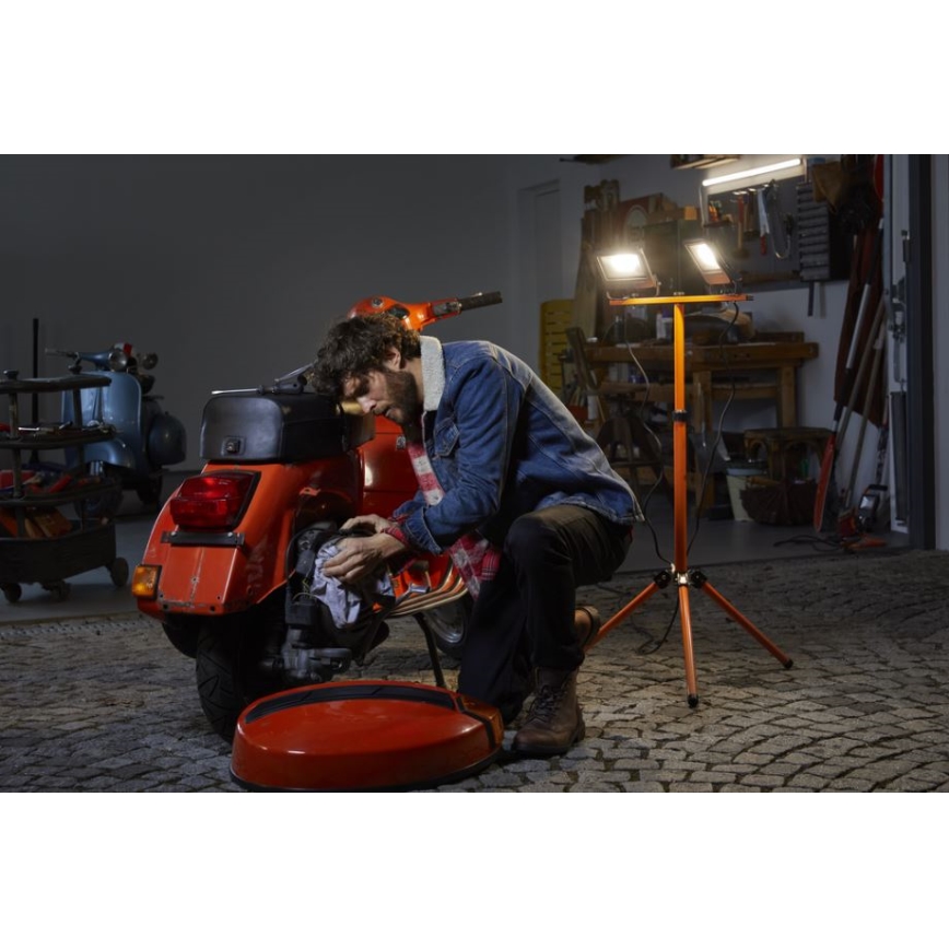 Ledvance - LED-valonheitin kahvalla TRIPOD 2xLED/50W/230V IP65