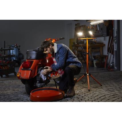 Osram - LED-reflektori jalustalla TRIPOD 2xLED/30W/230V IP65