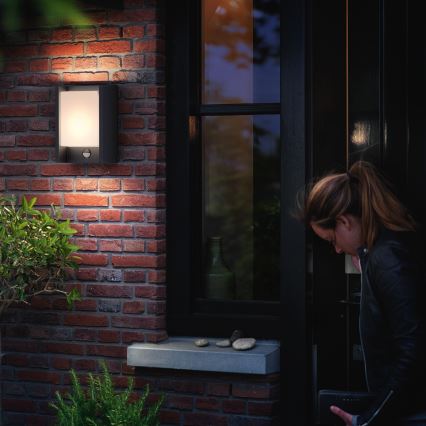 Philips - LED Ulkovalo anturilla LED/6W 2700K IP44
