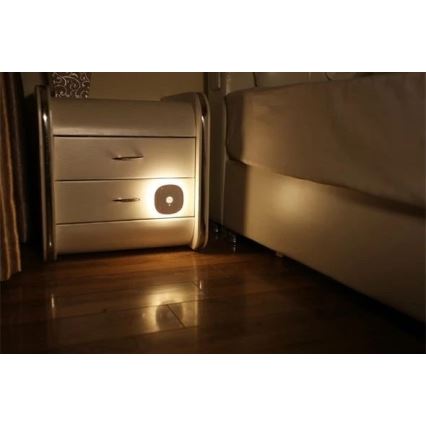LED-yövalo anturilla LED/0,45W/3xAAA 3000K valkoinen