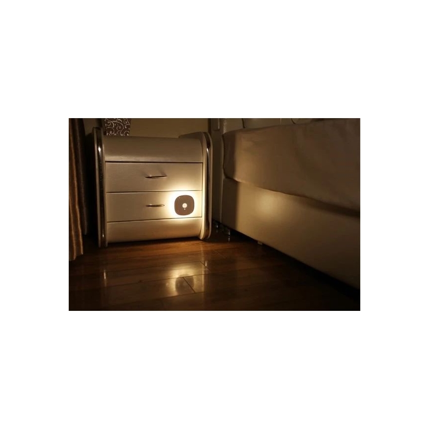 LED-yövalo anturilla LED/0,45W/3xAAA 3000K valkoinen