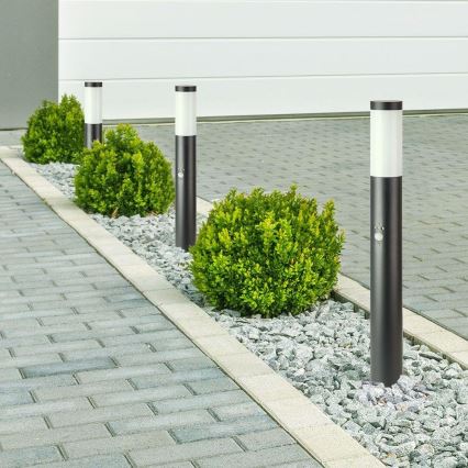 Sensorilla varustettu ulkovalaisin 1xE27 / 60W / 230V IP44 80cm harmaa