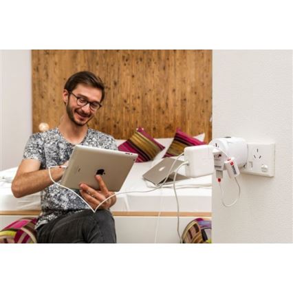 Yleismatkasovitin koko maailmalle 230V + USB-portti