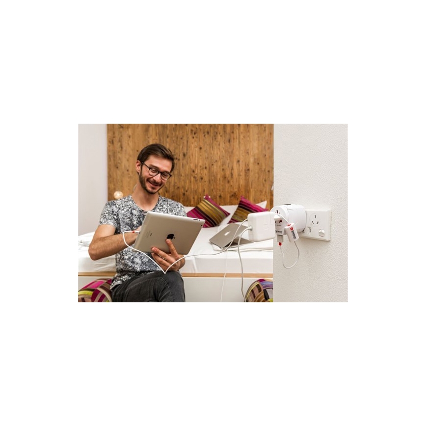 Yleismatkasovitin koko maailmalle 230V + USB-portti