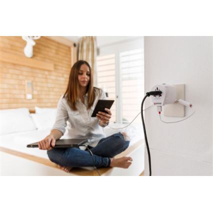 Yleismatkasovitin koko maailmalle 230V + USB-portti