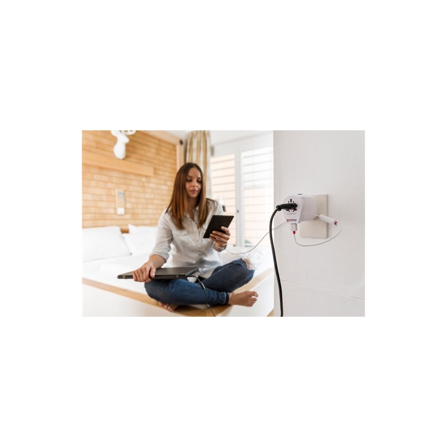 Yleismatkasovitin koko maailmalle 230V + USB-portti