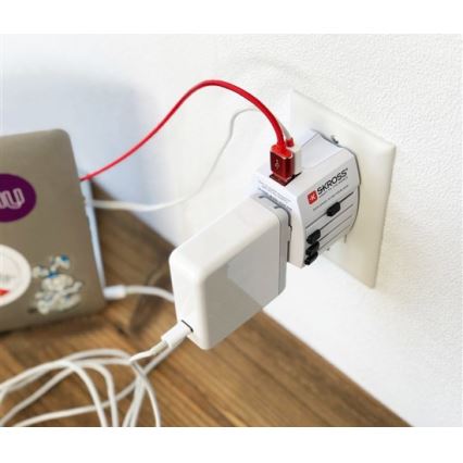 Solight PA48 - kansainvälinen matkasovitin 230V + 2x USB-portti
