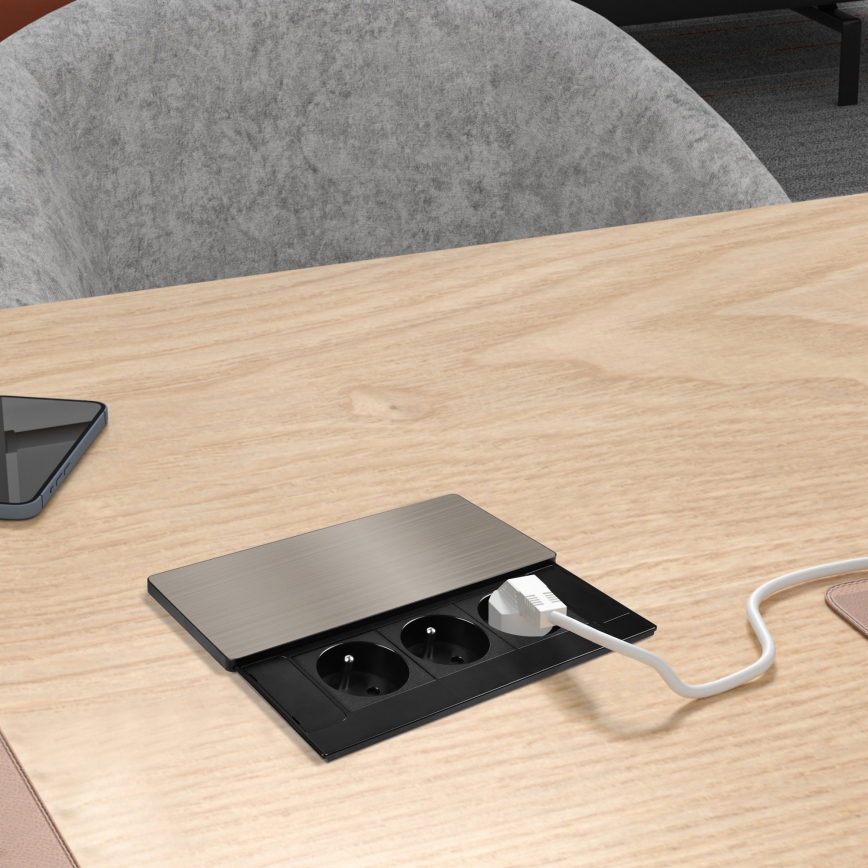 Uppoasennettava pistorasia 3Z