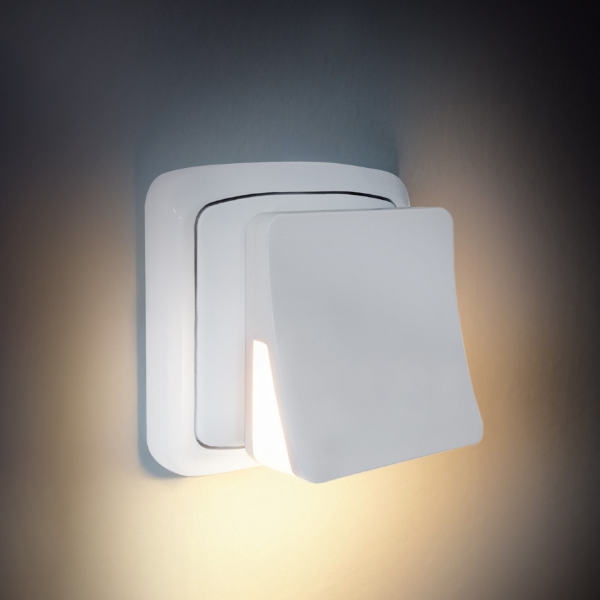 LED-yövalo hämäräanturilla pistorasialle LED/0,5W/230V 3000K