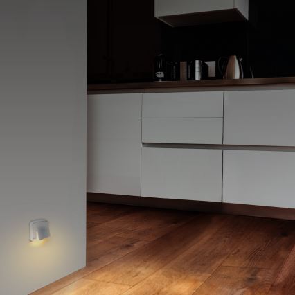LED-yövalo hämäräanturilla pistorasialle LED/0,5W/230V 3000K