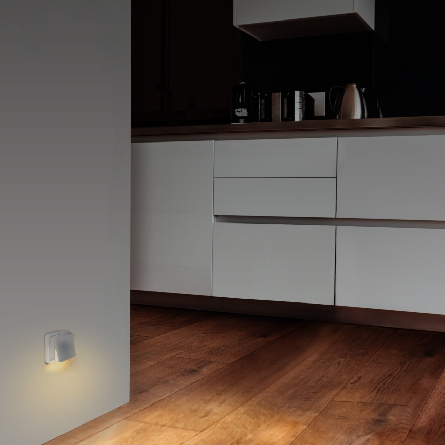 LED-yövalo hämäräanturilla pistorasialle LED/0,5W/230V 3000K