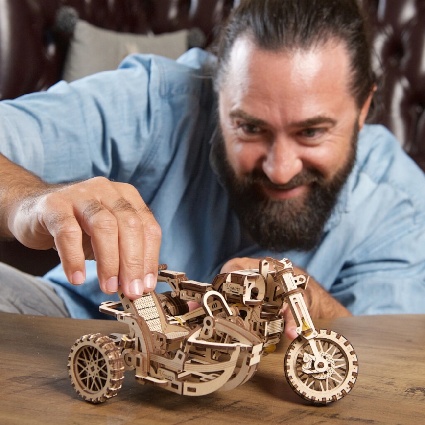 Ugears - 3D puinen mekaaninen palapeli Scrambler-moottoripyörä kärryllä
