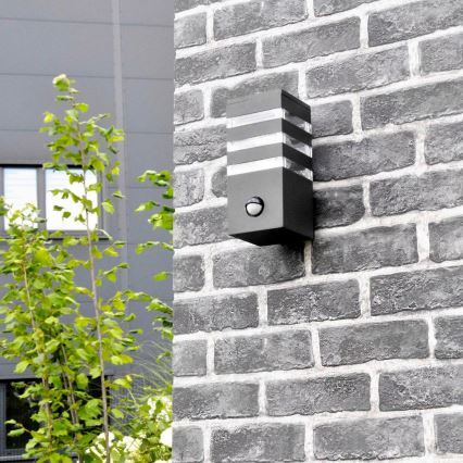 Ulkoseinävalaisin anturilla TEKSAS 1xE27/12W/230V IP44 antrasiitti