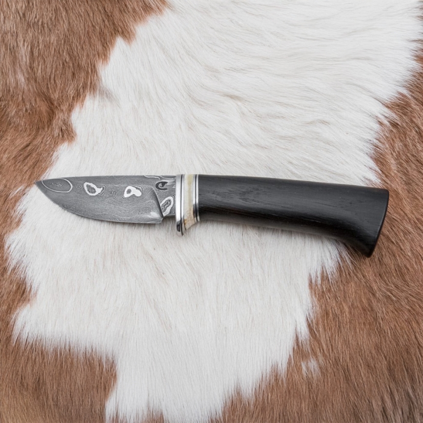 Uniikki Damascus-veitsi 8,6 cm tammi/kamelin luu
