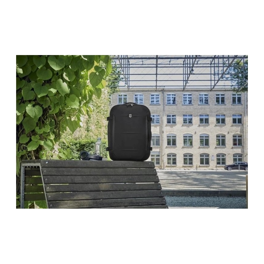 Victorinox - Laajennettava reppu Crosslight Boarding 37 l musta
